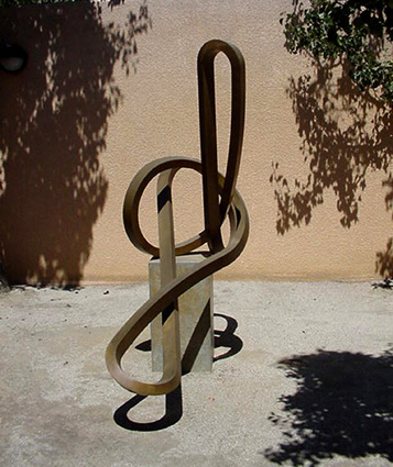 "Caracol" in Stanford - Sculpture by Roger Berry