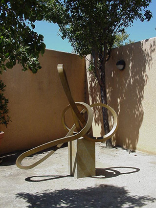 "Caracol" in Stanford - Sculpture by Roger Berry